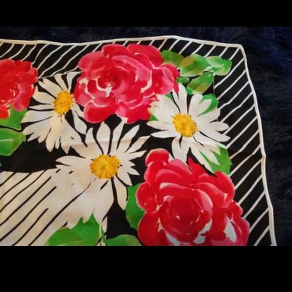 Beautiful Vera Neaumann silk scarf. - Picture 3 of 5